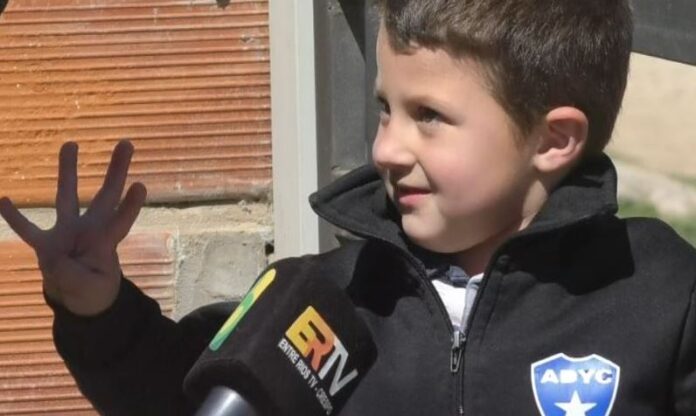 Gaspar-niño jugando con perrojpg