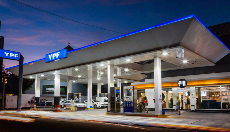 YPF habilitó pagos con dólares para combustibles y servicios en toda su red